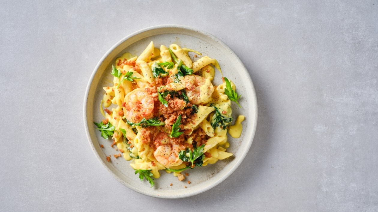 Pâtes aux crevettes, épinards, sauce au safran et chapelure à l’ail